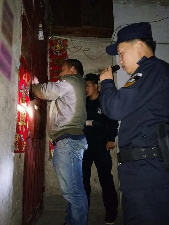 兰州粗心妈妈误将幼女锁家中 